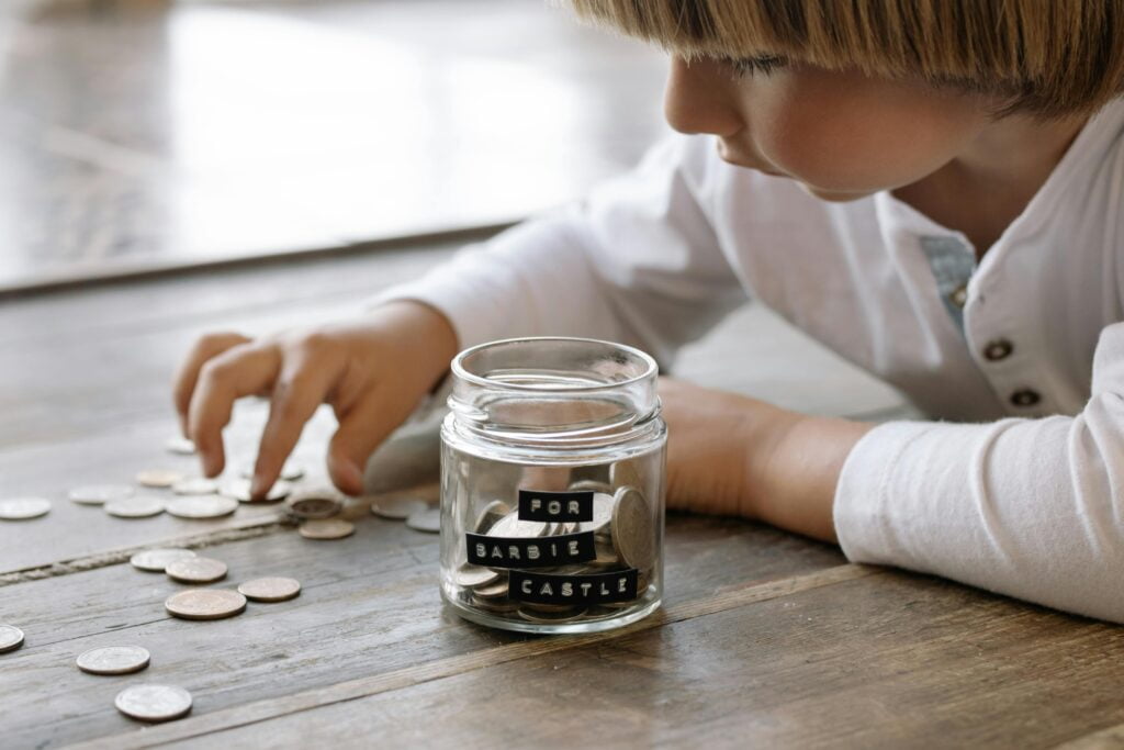 expat children money tips